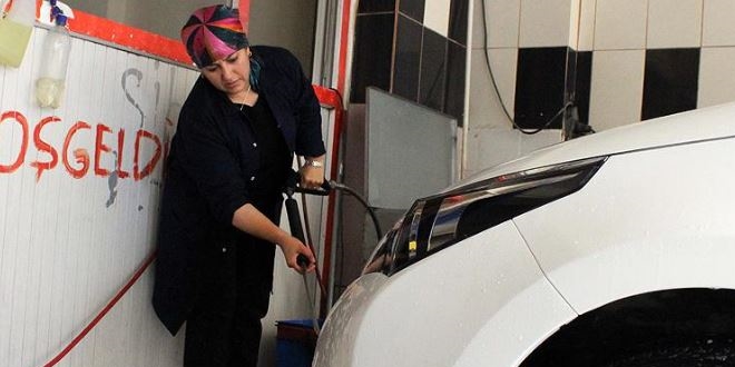 'Erkek işi' denilen oto yıkama işini başarıyla yürütüyor