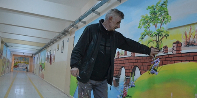 30 yıldır okul duvarlarına resim yaparak geçimini sağlıyor