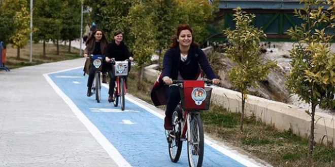 Belediye çalışanları dosyaları bisikletle taşıyor