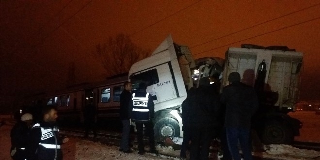Kütahya'da yolcu treni tıra çarptı: 1 ölü, 15 yaralı
