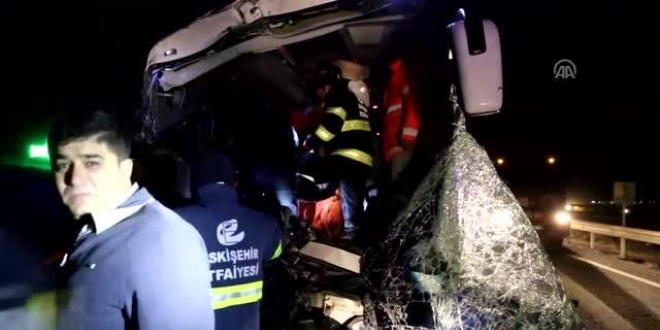 Sivas'ta yolcu otobüsü tıra çarptı: 10 yaralı