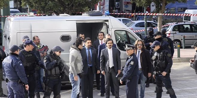 Yunanistan darbecileri koruyor