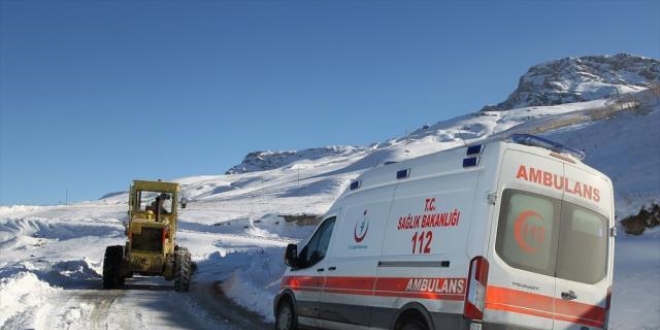 Hasta almaya giden sağlık ekibi, karda mahsur kaldı