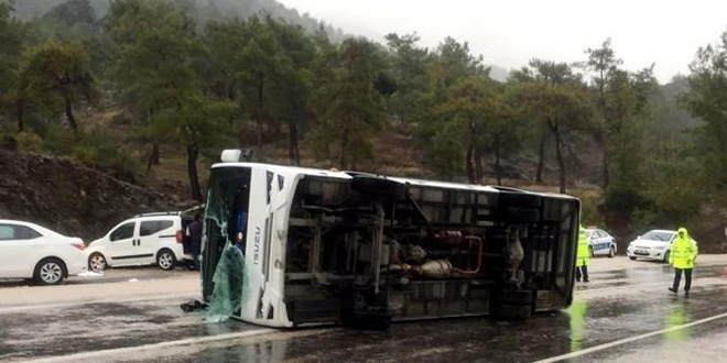 Antalya'da tur midibs devrildi: 13 yaral