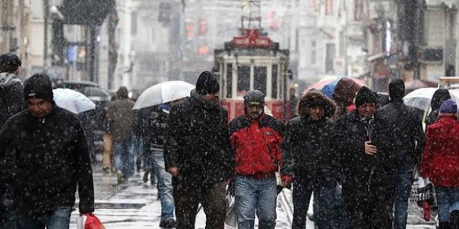 �stanbul'da kar ya���� aral�klarla devam ediyor