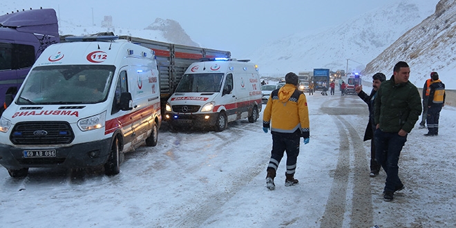 Bayburt'ta olay yerine giden iki ambulans kaza yapt