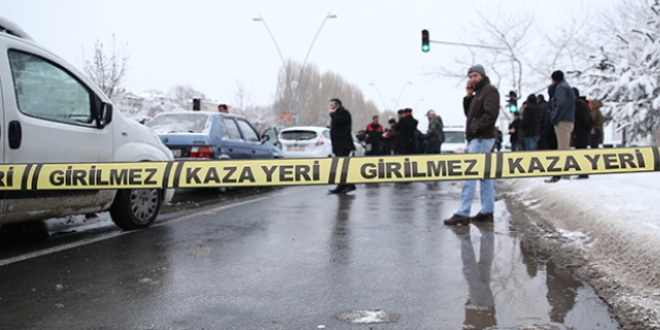 'Dur' ihtarına uymayan sürücü 10 araca çarptı