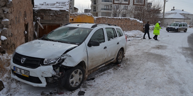 Kaza tutanağı hazırlayan polise çarptı