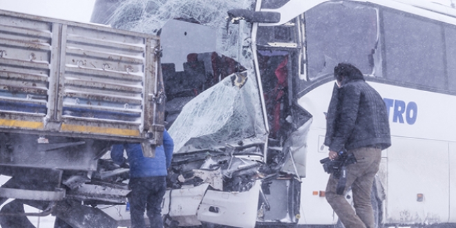 Konya'da otobüs ile tır çarpıştı: 1 ölü, 10 yaralı