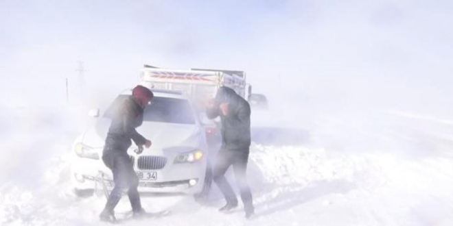 Ağrı'da kar ve tipi ulaşımı aksattı