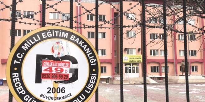 Okul çevrelerini virüs gibi sardılar