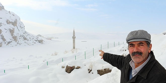 Çığda mahsur kalan sağlık ekibi camiye sığındı