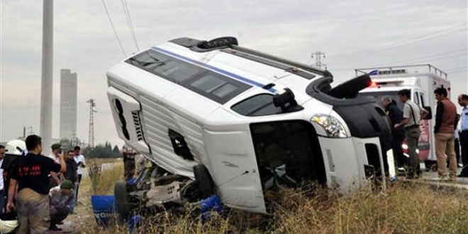 Mersin'de yolcu minibüsü ile servis çarpıştı: 12 yaralı