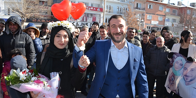 Evlenme teklifi eden gence polis'ten kelepçe sürprizi