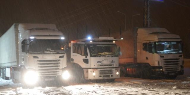 Ağrı'da kar ve tipi ulaşımı aksattı
