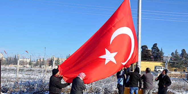 Suriye sınırında dev Türk Bayrağı göndere çekildi