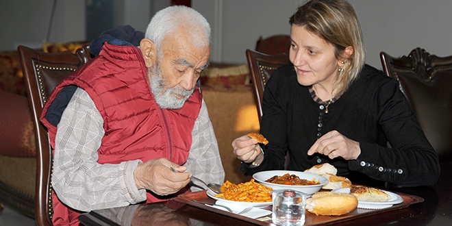 Alzheimer hastası yaşlı adama Bakan Kaya sahip çıktı