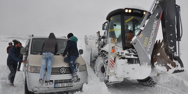 Tatvan'da karda mahsur kalan 21 ki�i kurtar�ld�