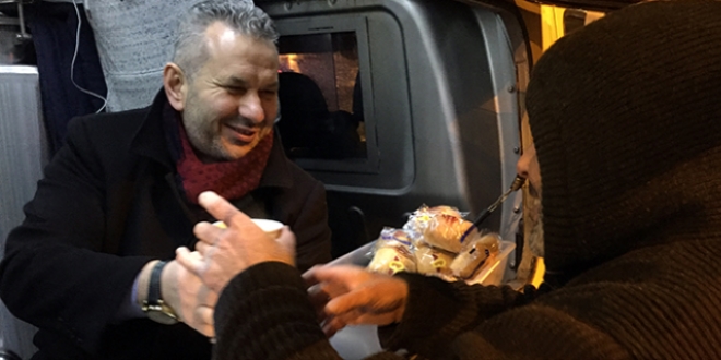 Her ak�am sokak sokak �orba da��t�yorlar