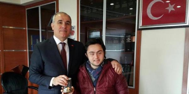 Down sendromlu Özgür, harçlıklarını okula bağışladı