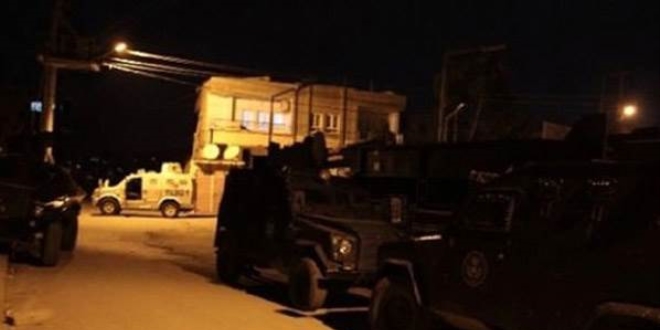 Diyarbakr'da markete bombal saldr