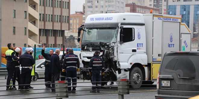 Metrob�s ile yol yard�m arac� �arp��t�: 3 yaral�