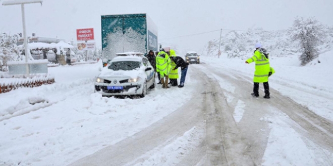 Kar yağışı, tipi ve çığ yüzünden bazı karayolları ulaşıma kapandı