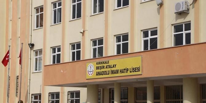 Derste uygunsuz şekilde oturan öğretmene soruşturma