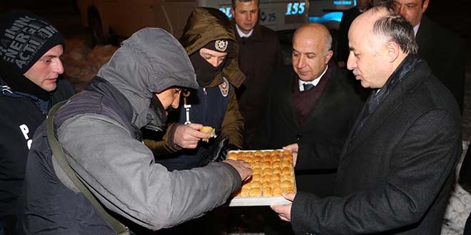 Soğukta görev yapan polislere validen tatlı ikramı