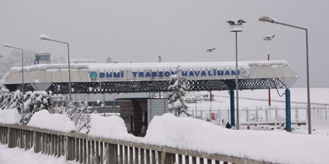 Trabzon'da havayolu ulaşımına kar engeli