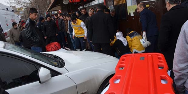 Otomobil otobüs durağında yayalara çarptı: 1 ölü, 1 yaralı