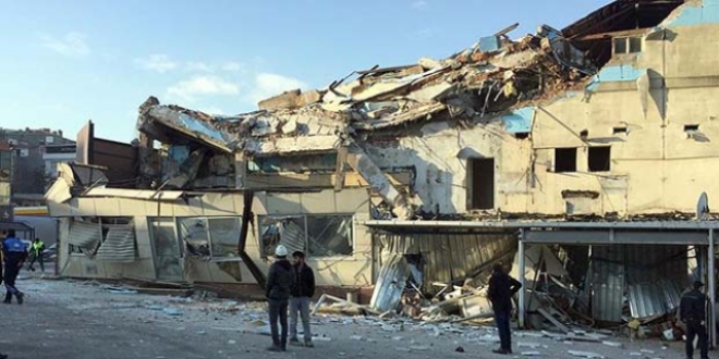Beyoğlu'nda yıkım çalışması süren bina çöktü