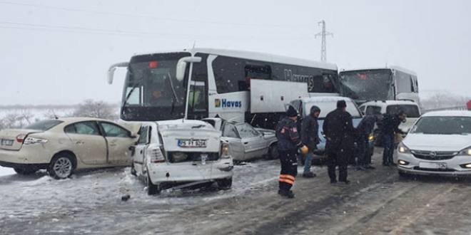 Şanlıurfa'da kar kazalara neden oldu: 13 yaralı