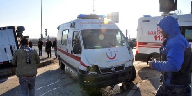 Sakarya'da kamyonet ile ambulans arpt: 3 yaral