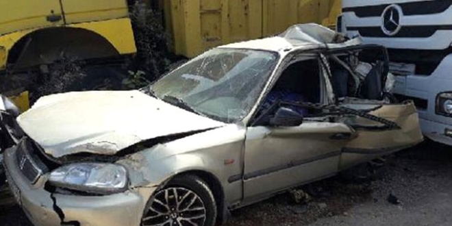 İzmir'de tır otomobile çarptı: 3 kişi hayatını kaybetti