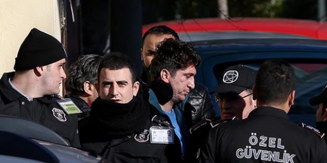 Kendisini hastane odasına kilitleyen polis ikna edildi