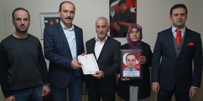 Şehidin ailesine bağışladığı dairenin tapusunu teslim etti