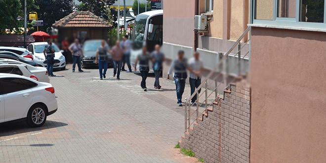 Kocaeli'de gzaltna alnan 8 emniyet mensubu tutukland