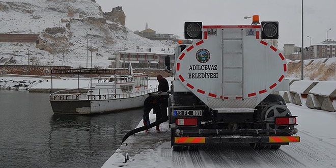 Van Gölü'nün sodalı suyuyla yolların buzunu çözüyorlar