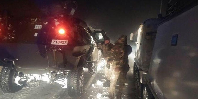 Mehmetçik yolda kalan 52 yolcuyu kurtardı