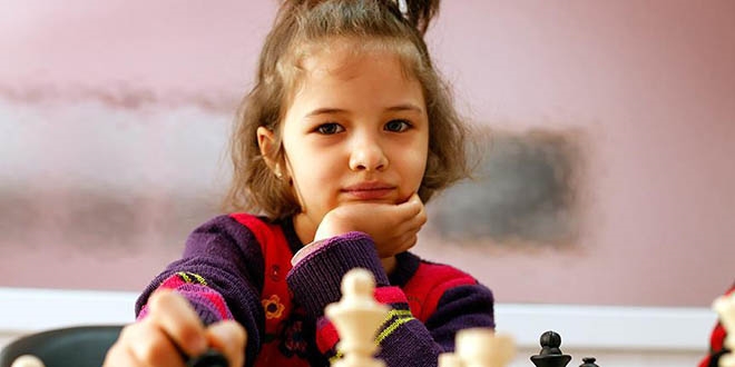 K���k parmaklar�yla d�nyay� 'mat' etmek istiyor