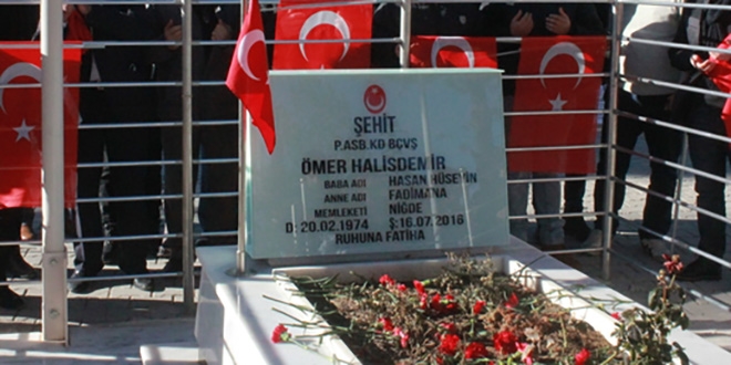 Bakan Kılıç'tan şehit Halisdemir'in kabrine ziyaret