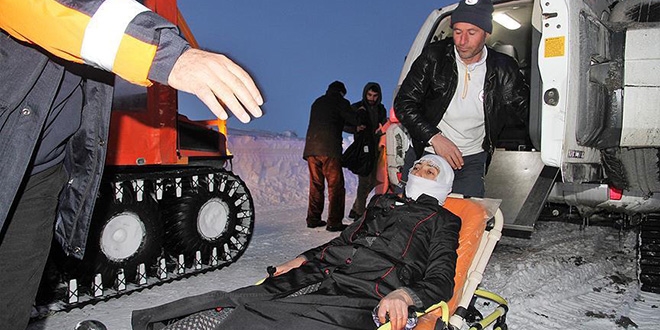 Köyde mahsur kalan hastaları ekipler kurtardı