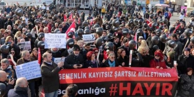 Kadıköy'de 'referanduma hayır' eylemi