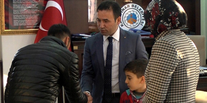 Görevlendirme yapılan belediyeden eşlerinin terk ettiği iki kişiye iş