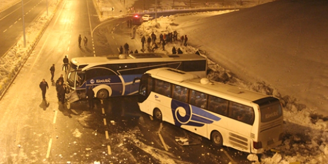 Yolcu otobüsü otomobille çarpıştı