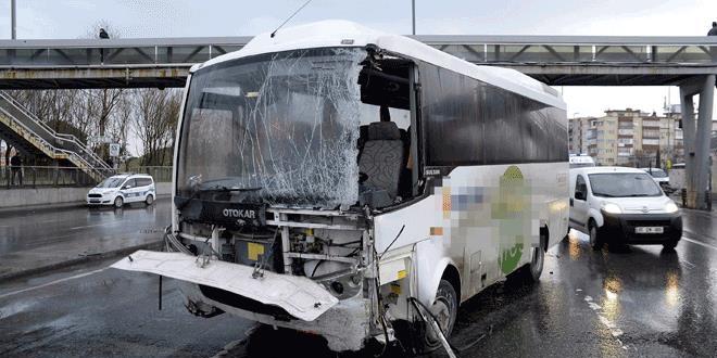 Fatih'te özel halk otobüsüyle dolmuş çarpıştı: 9 yaralı