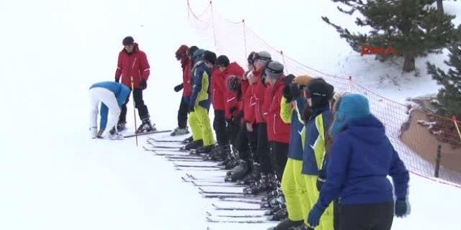 Erzurum'da 500 renciye kayak eitimi verildi