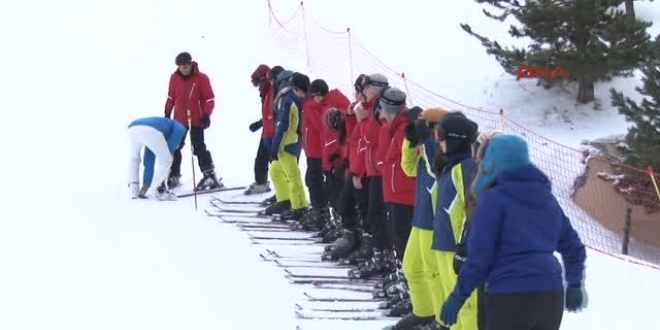 Erzurum'da 500 öğrenciye kayak eğitimi verildi