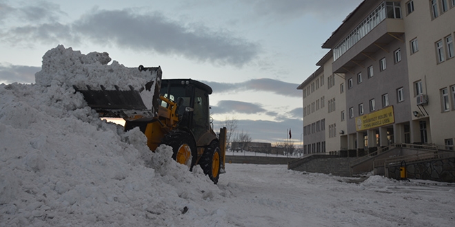 Doubayazt Belediyesi okul bahelerini kardan temizliyor